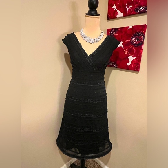 Tadashi Shoji Black Metallic Ruffle
Sleeveless Cocktail Dress, size 4 - Picture 1 of 6